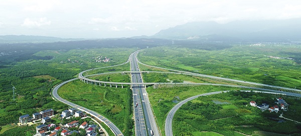 "四改八"后的昌九高速公路. 段友情 摄