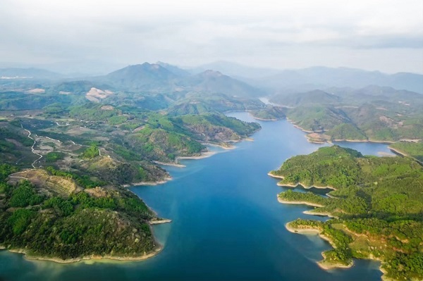 风景迷人的三亚市大隆水库上游